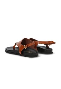 Sandalias de cuero marrón de punta abierta con suelas negras, correas ajustables con hebilla y diseño de tiras, vistas desde atrás sobre un fondo blanco.