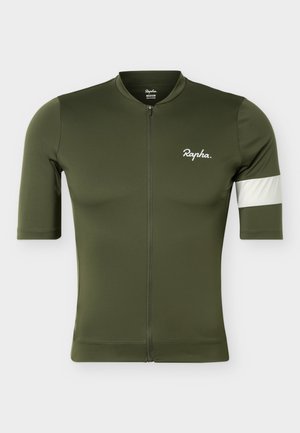 Kolesarski dres kratkih rokavov v olivno zeleni barvi z zadrgo spredaj, belim logotipom znamke na prsih in belim trakom na desnem rokavu.