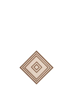 Alfombra beige y marrón con patrones cuadrados concéntricos dispuestos en forma de diamante sobre un fondo blanco.