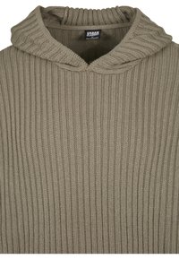 Rebrovaný pletený pulóver v farbe taupe s rolákovým golierom a štítkom „Urban Classics“ vo vnútri výstrihu.