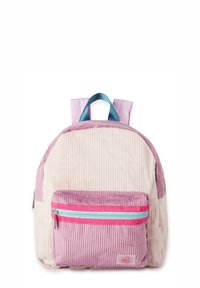 Sametový batoh s tělem světle růžové barvy, tmavě růžovou přední kapsou a modrým zipem. Má dvě fialové ramenní popruhy a horní úchyt.