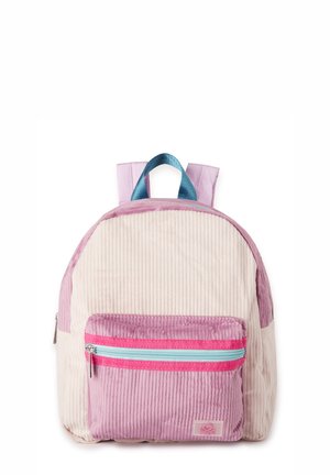 Aksamitny plecak w jasnoróżowym kolorze, z ciemnoróżową przednią kieszenią i niebieskim suwakiem. Posiada dwa fioletowe paski na ramiona oraz uchwyt u góry.