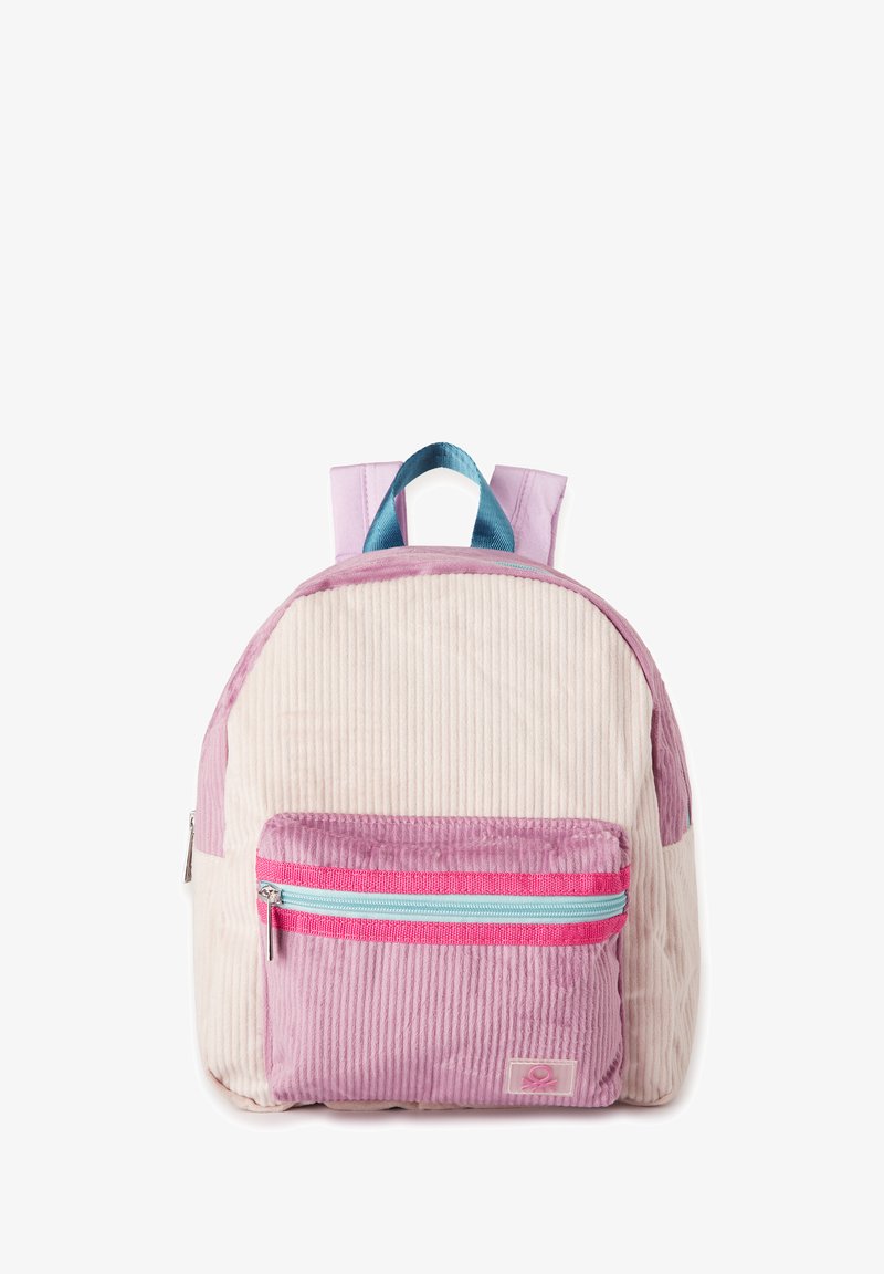 Zaino in velluto con corpo rosa chiaro, tasca frontale rosa scuro e cerniera blu. Presenta due spallacci viola e una maniglia superiore.