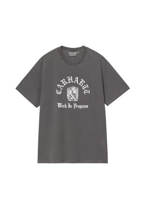 Ciemnoszary T-shirt z krótkim rękawem z białym gotyckim napisem „Carhartt”, ozdobnym herbem na środku oraz napisem „Work In Progress” poniżej.