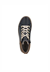 Bottine en cuir noir avec des lacets dorés, un talon en daim marron et une doublure en peluche. La semelle en caoutchouc présente un motif pour une meilleure adhérence.