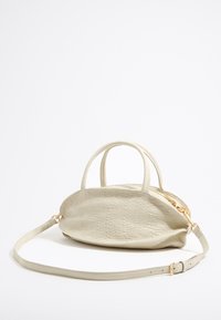 Borsa a mano in pelle crema con forma ovale, superficie testurizzata, manici doppi corti e tracolla rimovibile. Presenta dettagli in metallo dorato.