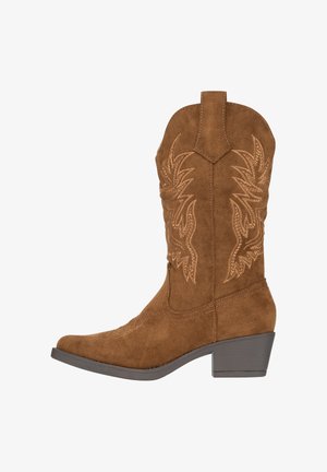 Bota vaquera de ante marrón con punta afilada, diseños bordados de follaje y un tacón bajo apilado. Cuenta con una lengüeta para tirar en la parte trasera.