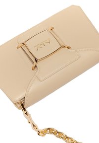 Clutch in pelle beige con chiusura in metallo dorato, dotato di tracolla a catena e dettagli cuciti. Texture liscia e forma rettangolare.