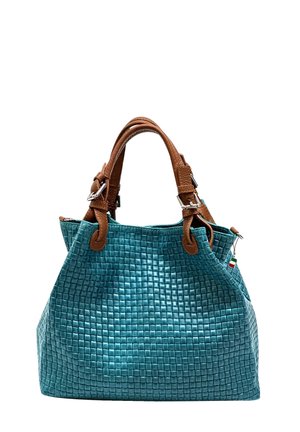 Sac à main tissé turquoise avec une surface texturée, des poignées en cuir marron et des accessoires en argent. Il possède un petit accent de drapeau.