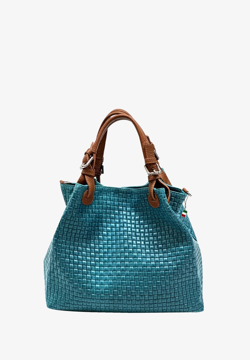 Turkoois geweven handtas met een gestructureerd oppervlak, bruine leren handvatten en zilveren hardware. Bevat een klein vlagaccent.