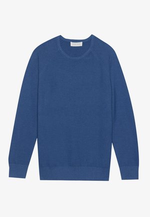 Modra pulover s krojačkim ovratnikom, ki ima rebraste manšete in rob, teksturiran pleten vzorec ter raglan rokave za športen videz.