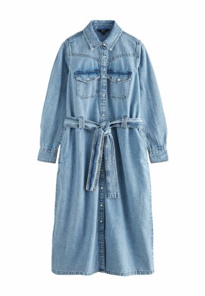 Hellblaues Denimkleid mit langen Ärmeln, Knopfleiste, zwei Brusttaschen und einem passenden Bindegürtel in der Taille. Glatte Textur, lässiges Design.