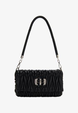 Juodas dirbtinės odos rankinukas su siuvinėtu raštu, pintu dirželiu, sidabriniais akcesuarais ir dekoratyviniu sagtimi. Textūruotas paviršius su blizgiu apdaila.