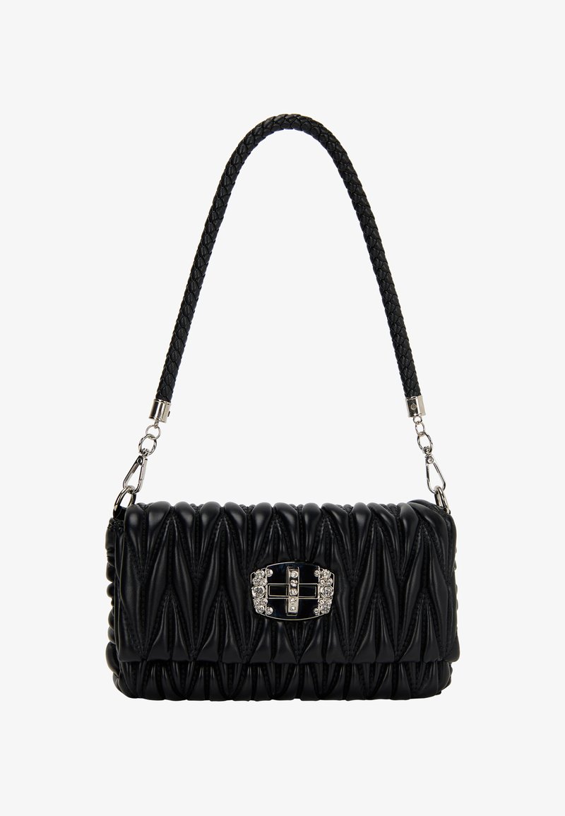 Sort faux læder håndtaske med kviltet design, flettrækt, sølv hardware og en smykket spænde lukning. Tekstureret overflade med en blank finish.
