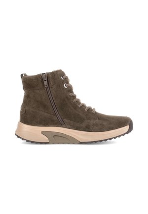 Stivaletto alla caviglia in camoscio marrone con suola spessa beige, zip laterale e lacci decorati su sfondo bianco.