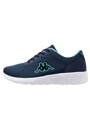 Granatowy sneaker z jasnoniebieskimi akcentami, białą podeszwą, sznurowanym designem i logo dwóch siedzących postaci po boku.