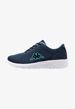 Baskets bleu marine avec des accents bleu clair, semelle blanche, design à lacets et logo de deux figures assises sur le côté.