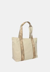 Borsa tote in tessuto beige con due manici decorati da un motivo a mappa. Forma rettangolare e spaziosa con una texture liscia.