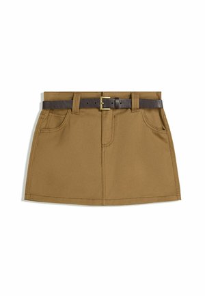 Bruine denim rok met een donkerbruine riem met een metalen gesp, twee voork pocketen en een rechte, iets uitlopende snit.