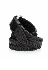 Cintura in pelle nera intrecciata con un effetto testurizzato, dotata di una fibbia in metallo color argento. La cintura è avvolta, mostrando il suo design intrecciato.
