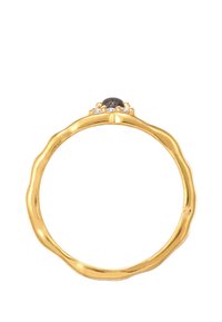 Goldring mit einem gewellten Band, featuring einem dunklen Zentrumstein, umgeben von kleinen klaren Edelsteinen. Glatte Oberfläche, polierte Ausführung.