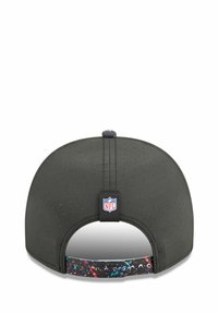 Casquette de baseball noire en tissu perforé, avec une sangle réglable ornée d'un motif galaxie coloré, et un patch logo NFL à l'arrière.