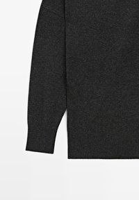 Dunkelgrauer Pullover mit geripptem Saum und Bündchen, der eine weiche Textur und weite Ärmel für eine lässige Passform bietet.