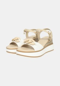 Sandali wedge beige e bianchi con punta aperta, dotati di un accento decorativo attorcigliato, un tacco in sughero testurizzato e una cinghia alla caviglia sicura.