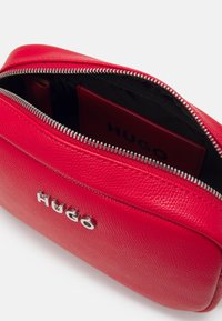 HUGO CHRIS CROSSBODY - Keresztpántos táska - red