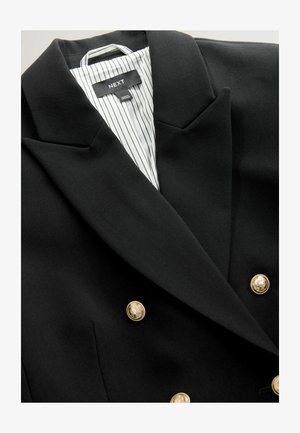 Blazer negru cu un design cu două rânduri de nasturi, nasturi aurii, rever cu decupaj și o căptușeală interioară în dungi. Croială ajustată și textură netedă.