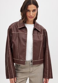 VERWASCHENE MIT DETAILS - Giacca in similpelle - brown