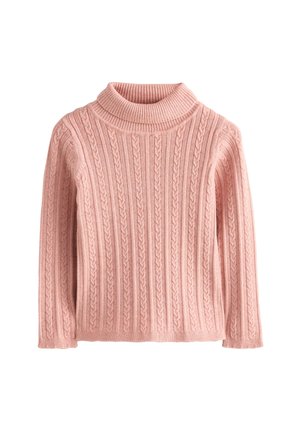 Rozi pleteni pulover s rolkom, uzorak pletene pletenice i dugim rukavima na bijeloj pozadini.