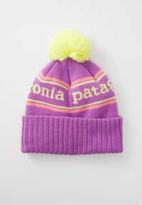 Gorro de malha roxo com pom-pom amarelo, com punho dobrado canelado e riscas amarelas e pêssego com parte do texto da marca.