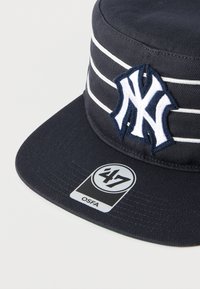 Καπέλο New York Yankees σε ναυτικό μπλε με λευκές ρίγες και επίπεδη γείσο, με αυτοκόλλητο «47 OSFA».