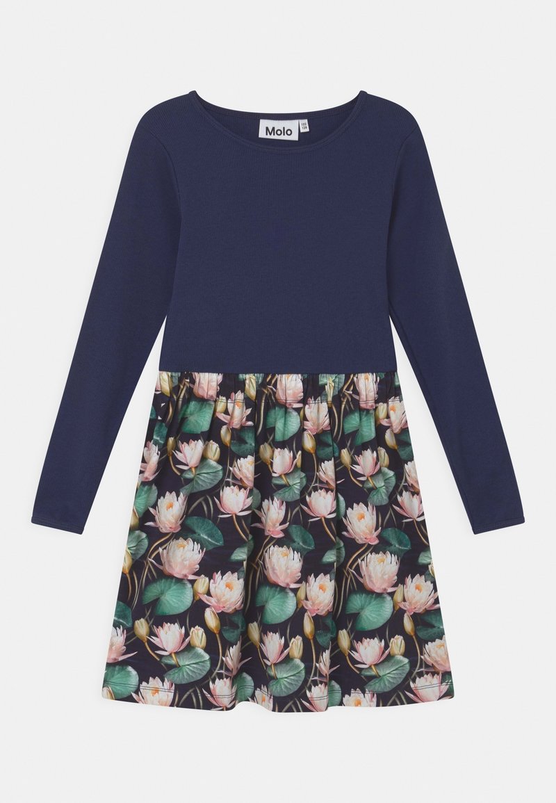 Robe bleu marine à manches longues avec une jupe fleurie présentant des fleurs de lotus roses et des feuilles vertes. L’étiquette indique "Molo."