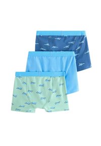 Tre par drengernes boksertrusser i grønne og blå nuancer, to med blå racerbilmotiver og et ensfarvet lyseblåt par.