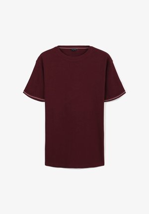 Maglietta a maniche corte color marsala con colletto girocollo, decorata con cuciture bianche a zigzag sui bordi delle maniche e del colletto, presentata su uno sfondo bianco.