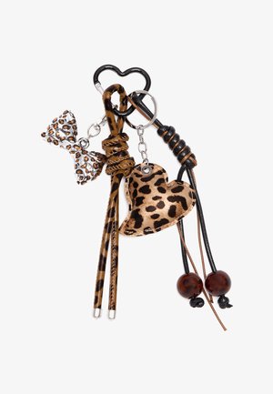 Sæt med nøgleringe med leopardprint, der har hjerteformer, en sløjfe og dekorative lædersnore med perler på hvid baggrund.