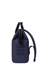 Marineblauwe waterdichte rugzak met een rol-top design, gladde textuur, verstelbare banden en drie verticale webbingaccenten aan de voorkant.