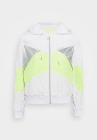 Chaqueta blanca con cremallera y capucha, con acentos en verde neón y plata, y un patrón en forma de chevron en la parte delantera. Tejido texturizado con puños acanalados.