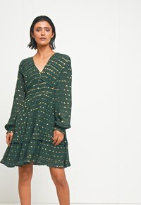 Scotch & Soda LONG SLEEVED DRESS - Vestido camiseiro - green