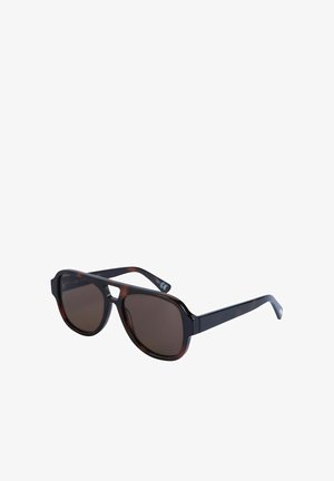 Donkerbruine schildpadprint zonnebril met rechthoekige glazen en een sleutelgatbrug op een witte achtergrond.