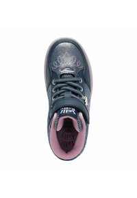 Sneaker blu navy con accenti rosa, dotato di una parte superiore glitterata, linguetta imbottita e lacci. Design a corona ricamato sul lato.