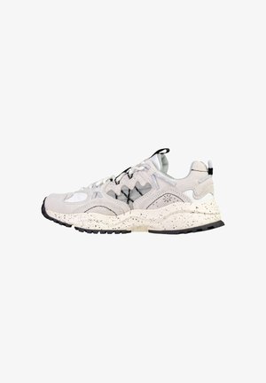 Scarpa da ginnastica atletica grigio chiaro e bianca con suola nera con macchie, pannelli laterali in rete e suola esterna in gomma nera, mostrata di profilo.