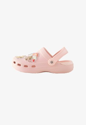 Zuecos de plástico rosa con detalles calados, decorados con coloridos animales y arcoíris en la parte superior y una correa trasera para un ajuste seguro.