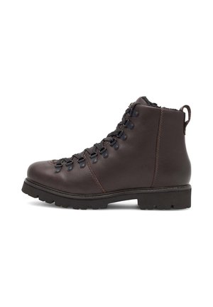 Braune Lederwanderstiefel mit hohem Schaft, strukturierter Oberfläche, rundem Zehenbereich und schwarzen Schnürsenkeln. Sie verfügen über eine robuste Sohle und eine Zuglasche an der Ferse.