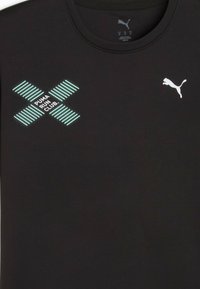 Sort Puma T-shirt med korte ærmer og hvid Puma-logo på højre bryst samt grønt stribet "Puma Run Club"-tekst i X-form på venstre bryst.
