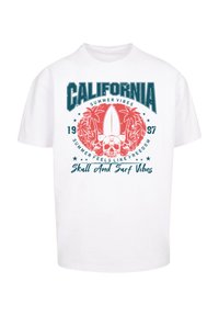 Weißes Baumwoll-T-Shirt mit einem türkisfarbenen und roten Grafikdruck, der Palmen, ein Surfbrett und den Text: "California Summer Vibes 1997" zeigt.