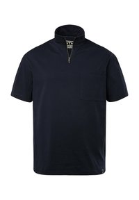 Polo shirt navy a maniche corte con colletto alto, chiusura a mezza zip e una tasca sul petto. Texture liscia con vestibilità classica.
