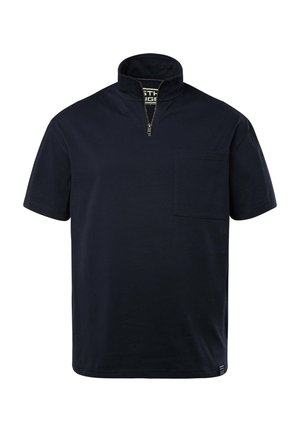 Polo de manga corta en color navy con cuello alto, cierre de media cremallera y un bolsillo en el pecho. Textura suave con un ajuste clásico.